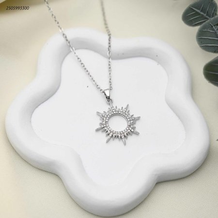 قلادة بتعليقة شمس مشرقة مرصعة بالزركون اللامع