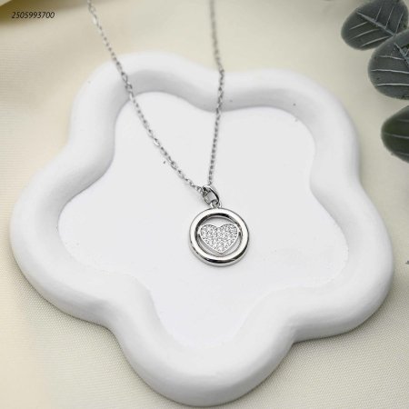 قلادة بتعليقة قلب مرصع بالزركون داخل دائرة