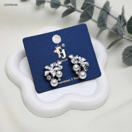 أقراط أذن بتصميم زهور وأوراق مرصعة باللؤلؤ