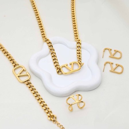 طقم ماركة اسوارة و سنسال و خاتم و حلق