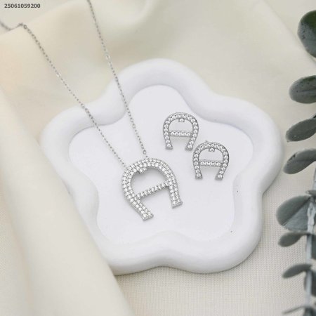 طقم سنسال و حلق شكل حذوة حصان