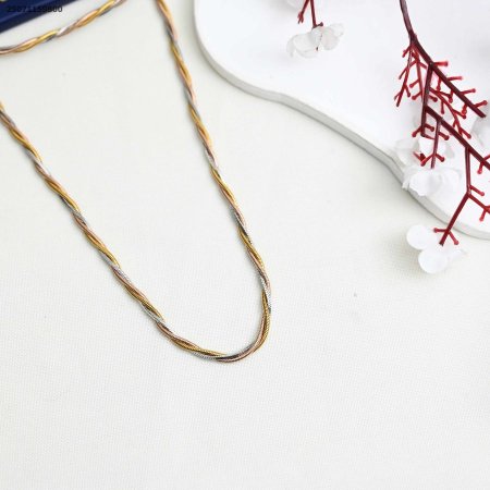 سنسال أنيق من لونين مبروم على بعضه بطريقة أنيقة