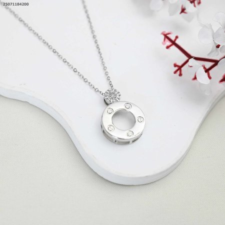 سنسال دائري مع زركون على اطارة و زركونه كبيره علة محيط الدائرة