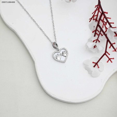 سنسال شكل قلب مع يدين ممسكة ببعض بالوسط