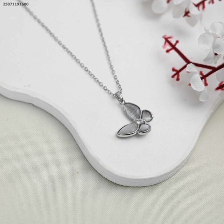 سنسال شكل فراشة مع جناح ملون باللون الأبيض