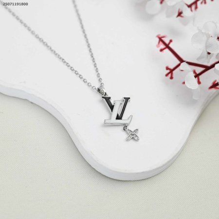 سنسال ماركة ابيض و أسود louis vuitton