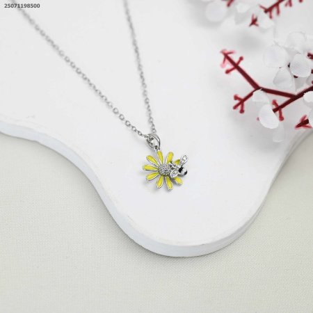 سنسال وردة لونها أصفر مع نحلة