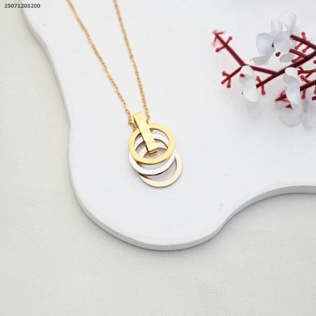 سنسال ماركة عبارة عن حلقات متساوية متداخلة مع نقش شكل دائرة