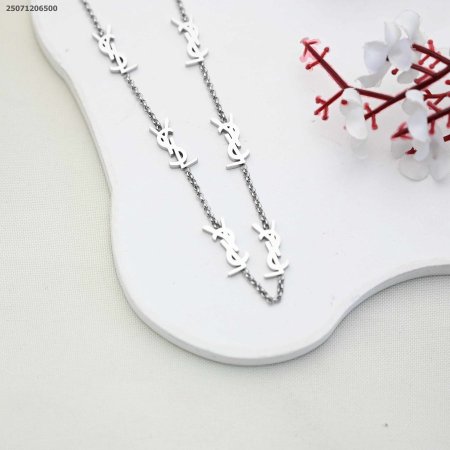 سنسال ماركة عبارة عن تعليقات من حروف