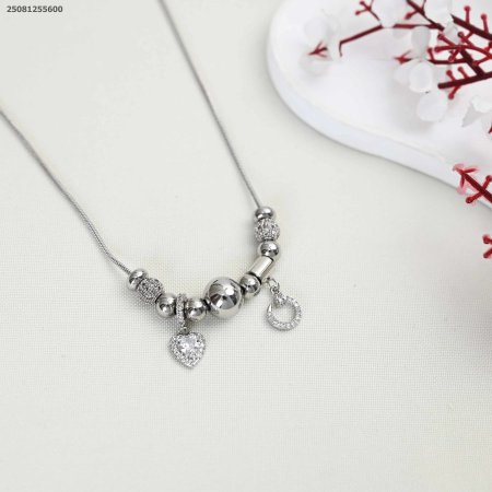 سنسال ماركة مع تعليقات, تعليقة شكل مسمار وقلب مع زركون