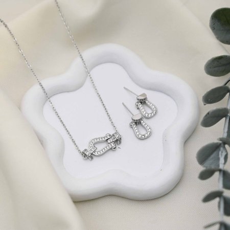 طقم سنسال و حلق شكل حذوة حصان