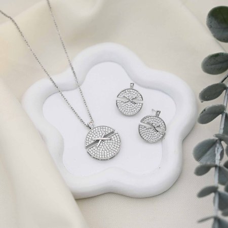 طقم سنسال و حلق شكل دائرة عليها اكس مع زركون