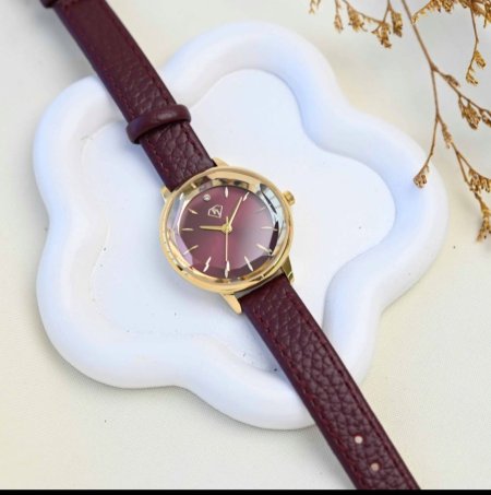 ساعة يد نسائية أنيقة مع زركون وحزام جلدي خمري