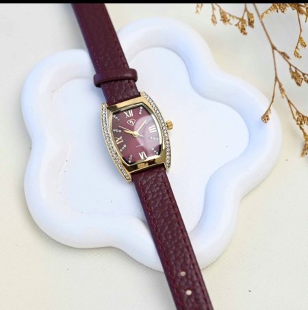 ساعة يد نسائية أنيقة مع زركون وحزام جلدي خمري