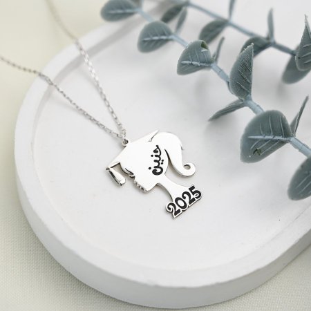 سنسال فضة 925 فتاة ترتدي قبعة تخرج مع الاسم و التاريخ