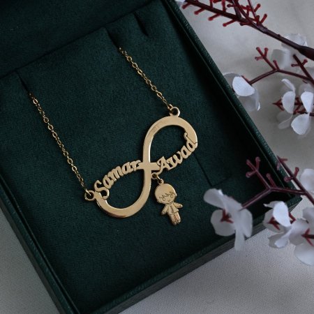 سنسال انفنتي مع اسمين و تعليقة على شكل ولد مع اسمه