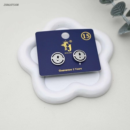 حلق دائري على شكل زر مرصع بالزيركون