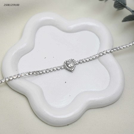 اسوارة مع حجر شكل قلب واحجار الزركون