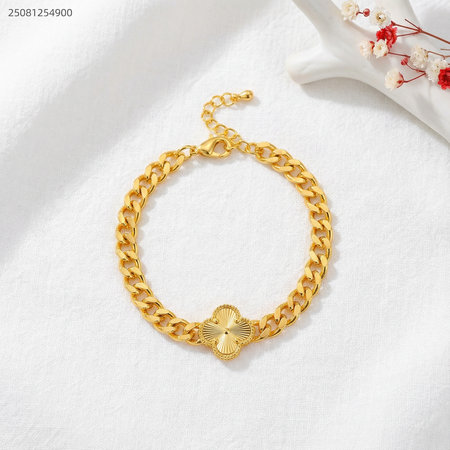 اسوارة جنزير ماركة مع وردة البرسيم بالوسط