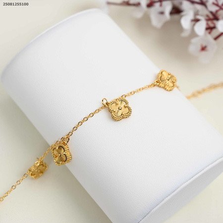 اسوارة ماركة مع وردات برسيم متتالية