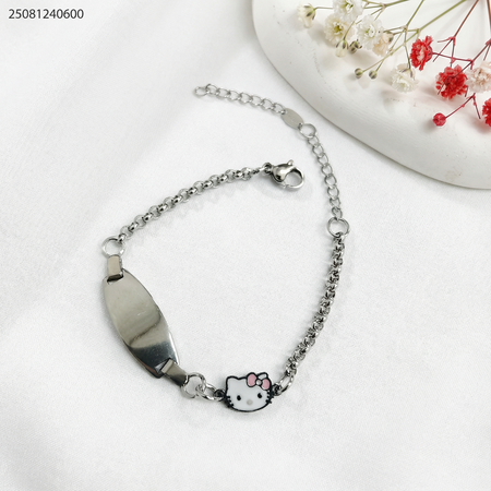 اسوارة مع مستطيل حفر مع شكل هيلو كيتي على الجانب