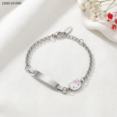 اسوارة مع مستطيل حفر مع شكل هيلو كيتي على الجانب