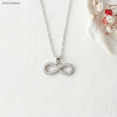قلادة بتصميم رمز اللانهاية مرصعة بالزركون اللامع.
