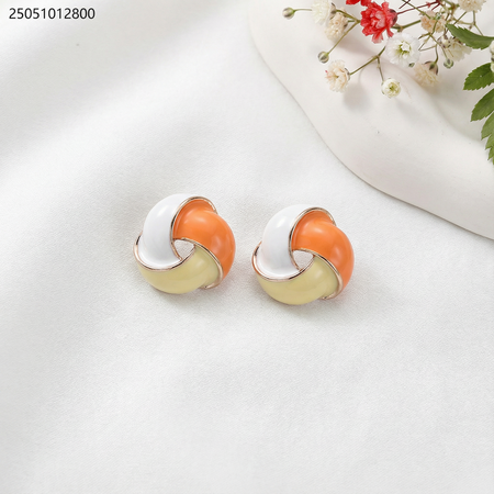 حلق ملون على شكل عقدة