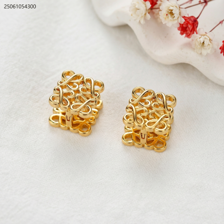 حلق أنيق مربع الشكل من الزخارف