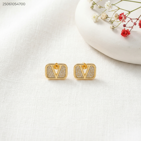 حلق شكل ماركة مع زركون