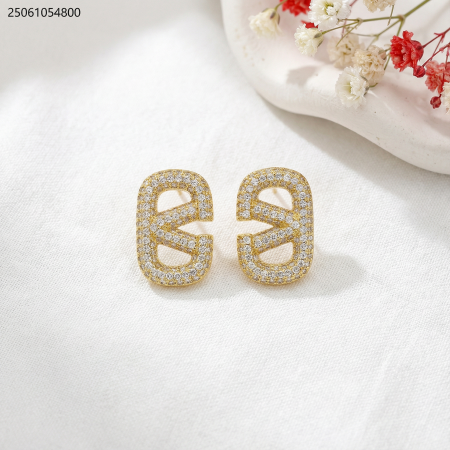 حلق شكل ماركة مع زركون