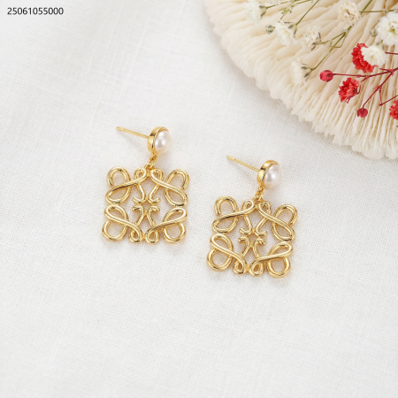 حلق شكل ماركة مع زركون