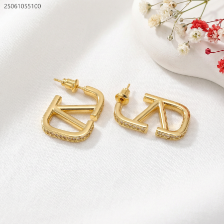 حلق شكل ماركة مع زركون