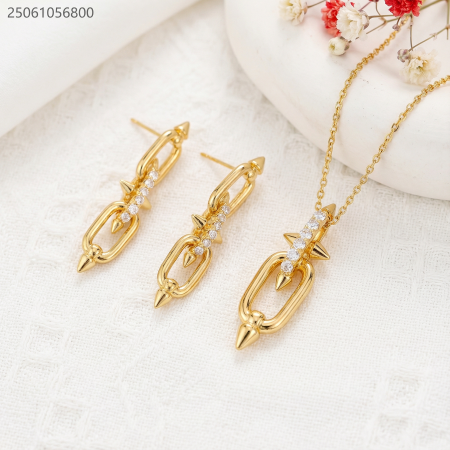 طقم سنسال و حلق بشكل حلقة متصلة مع لمسة من المسامير الصغيرة