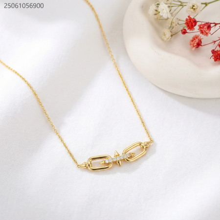 سنسال بشكل حلقة متصلة مع لمسة من المسامير الصغيرة