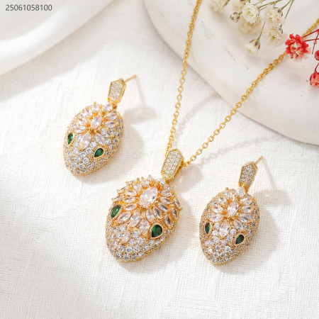 طقم سنسال و حلق شكل حية مع زركون