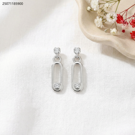 حلق شكل بيضاوي مع زركون أنيق