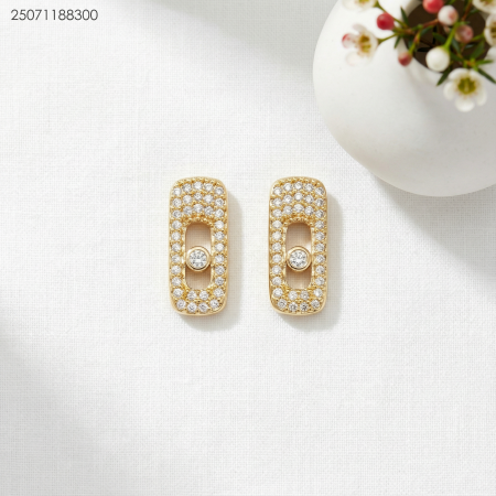 حلق شكل بيضاوي مع زركون أنيق