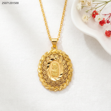 عقد فاخر بتصميم بيضاوي متعدد الطبقات ونقش كلاسيكي