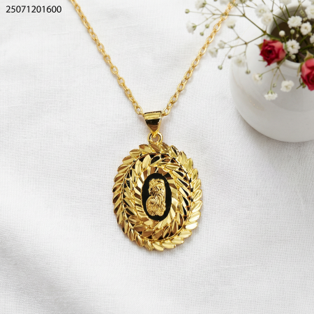 عقد فاخر بتصميم بيضاوي متعدد الطبقات ونقش كلاسيكي