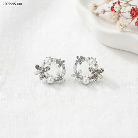 أقراط أذن بتصميم زهور مرصعة باللؤلؤ والزركون